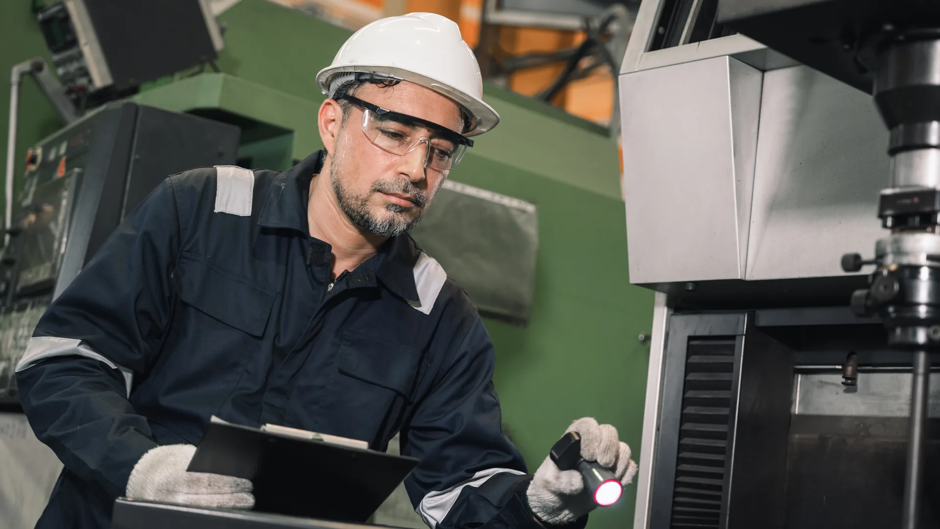 Técnico da NSA Soluções executando manutenção mecânica em equipamento industrial