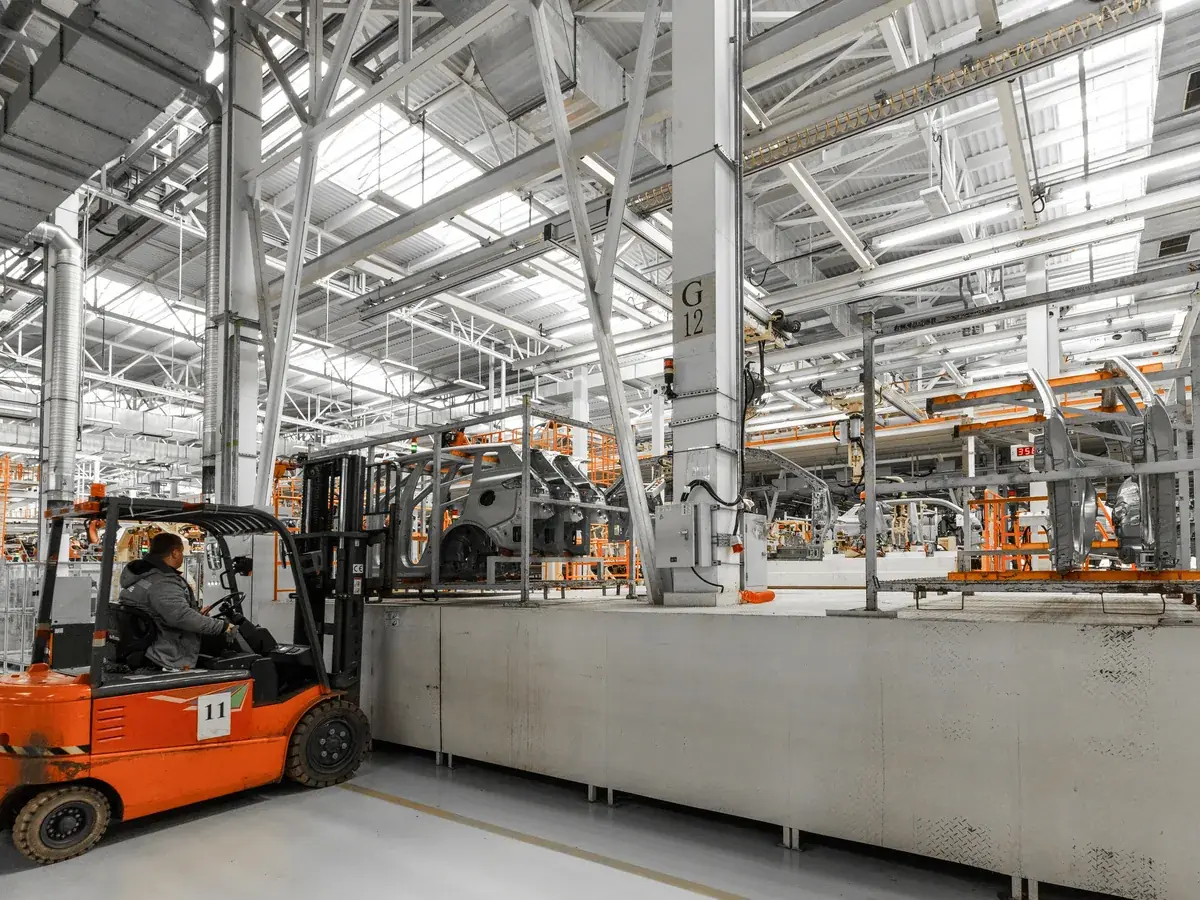 Linha de produção industrial parada durante intervenção de manutenção