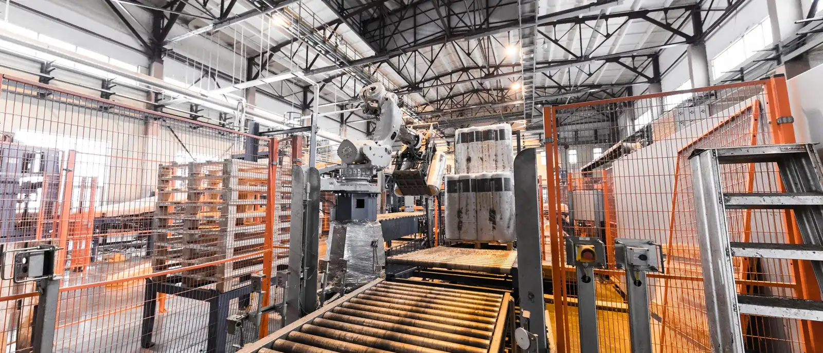 Interior de indústria em operação com equipamentos de processo