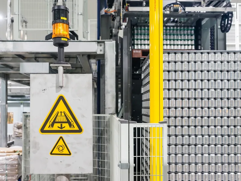 Proteção metálica instalada em máquina industrial para adequação à NR12