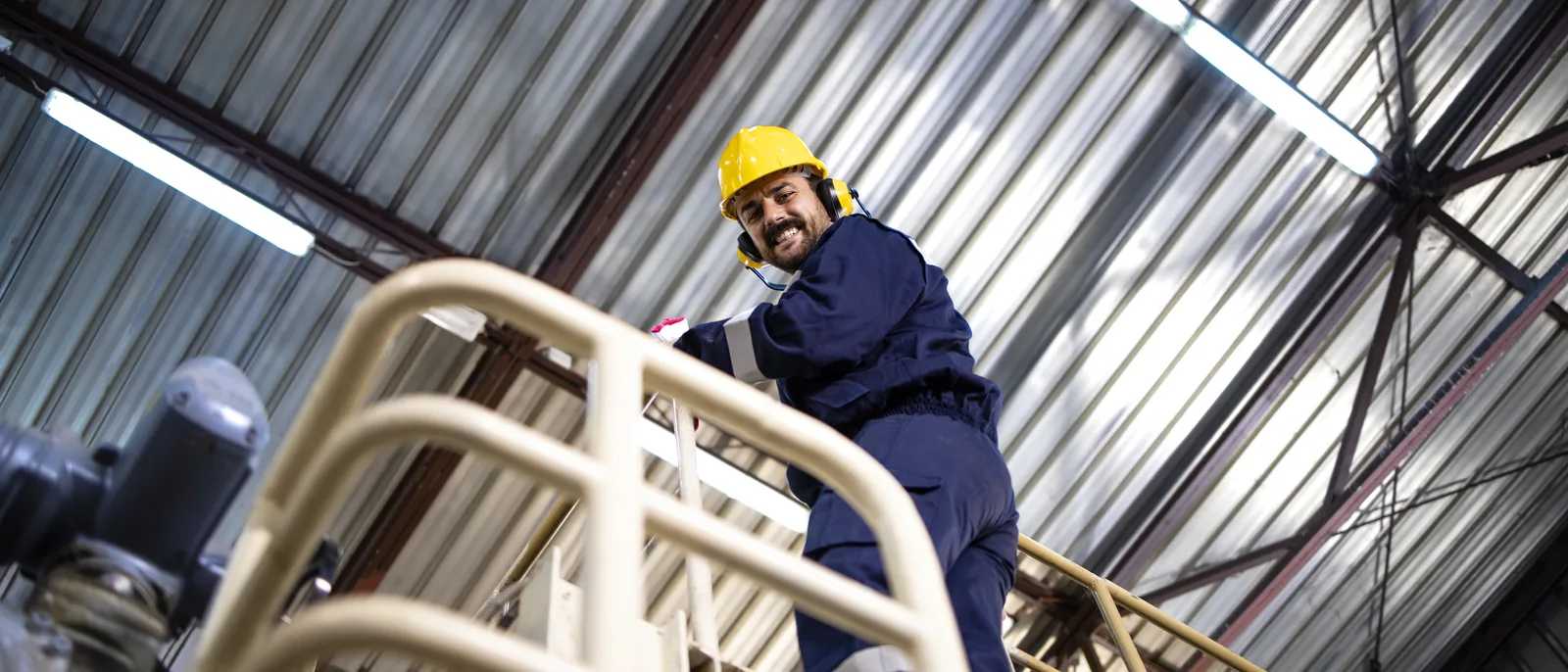 Plataforma industrial ampliada com novo acesso e proteção de perímetro