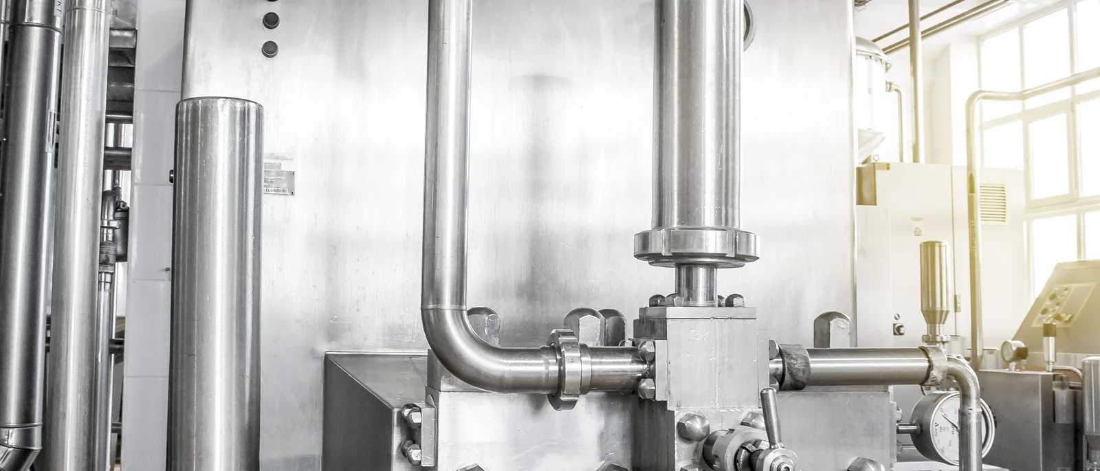 Tanque em aço inox fabricado sob medida dentro de oficina industrial