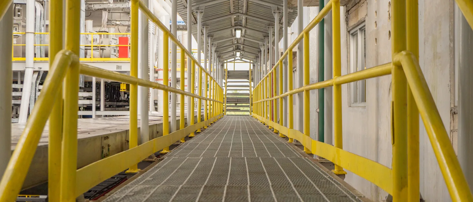 Passarela e guarda-corpo metálicos instalados em área industrial