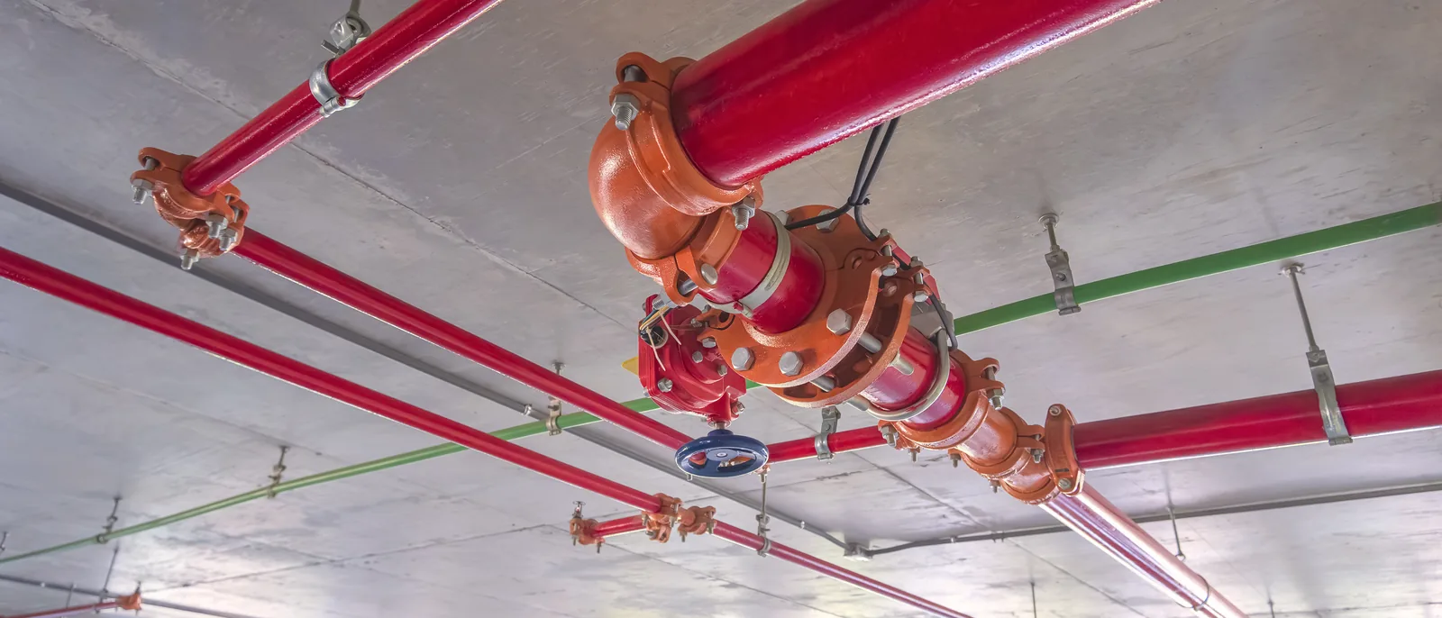Trecho de tubulação de hidrante com suportação instalada em galpão