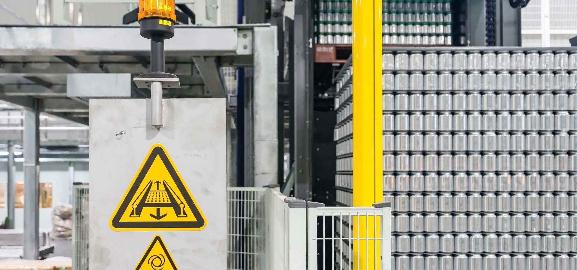Proteção metálica instalada em máquina industrial conforme a NR12