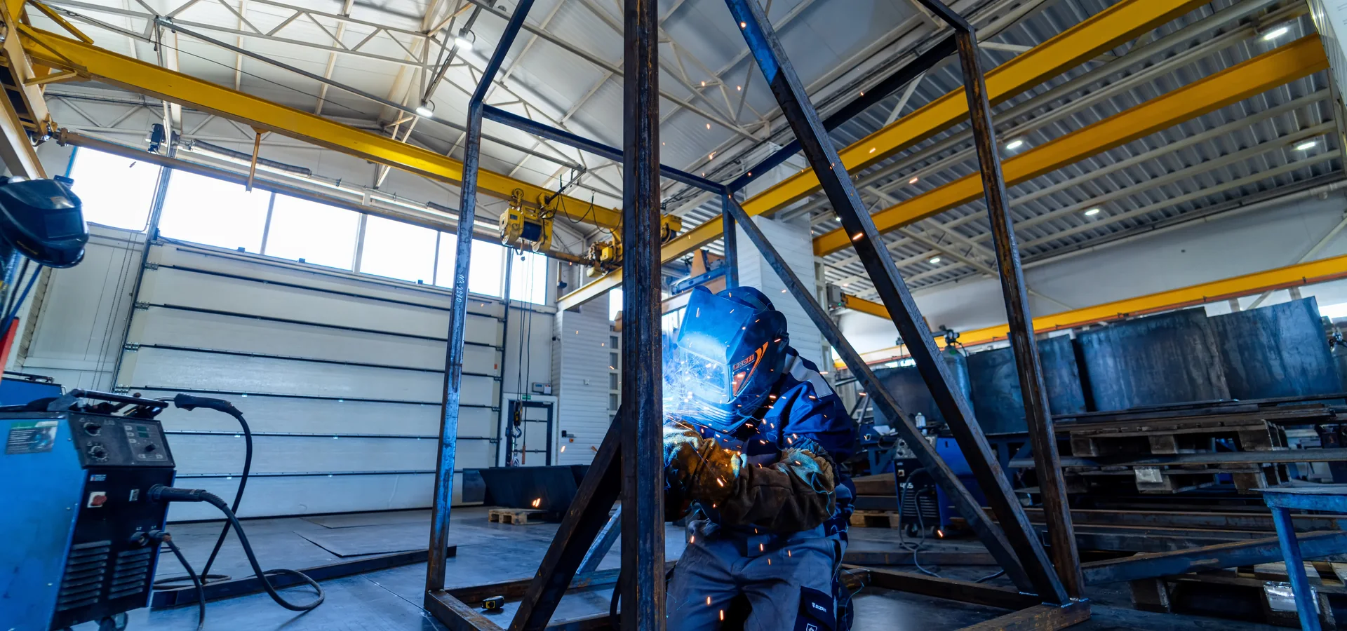 Oficina de caldeiraria industrial com estrutura em aço sendo fabricada