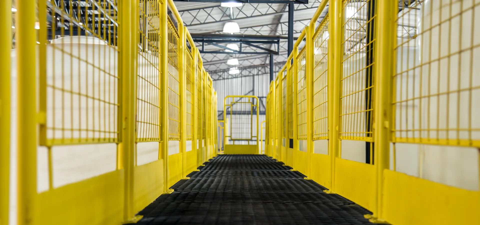 Estruturas industriais Plataforma metálica industrial com guarda-corpo em área produtiva