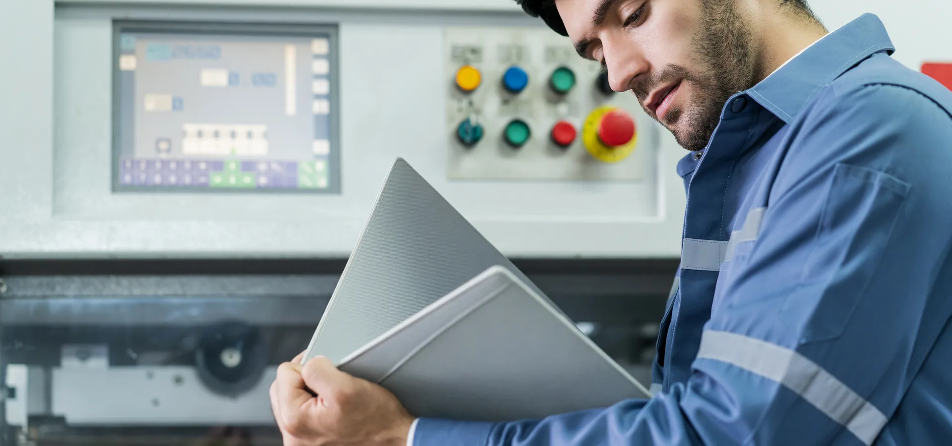 Equipe técnica avaliando equipamento industrial com falha em chão de fábrica