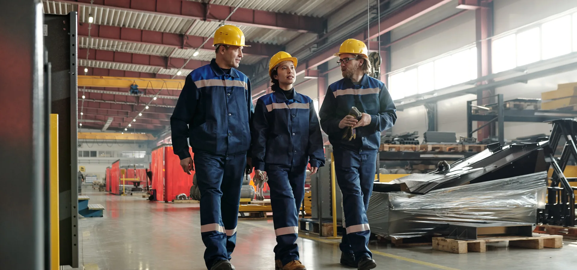 Vista geral de planta industrial em operação com equipe técnica