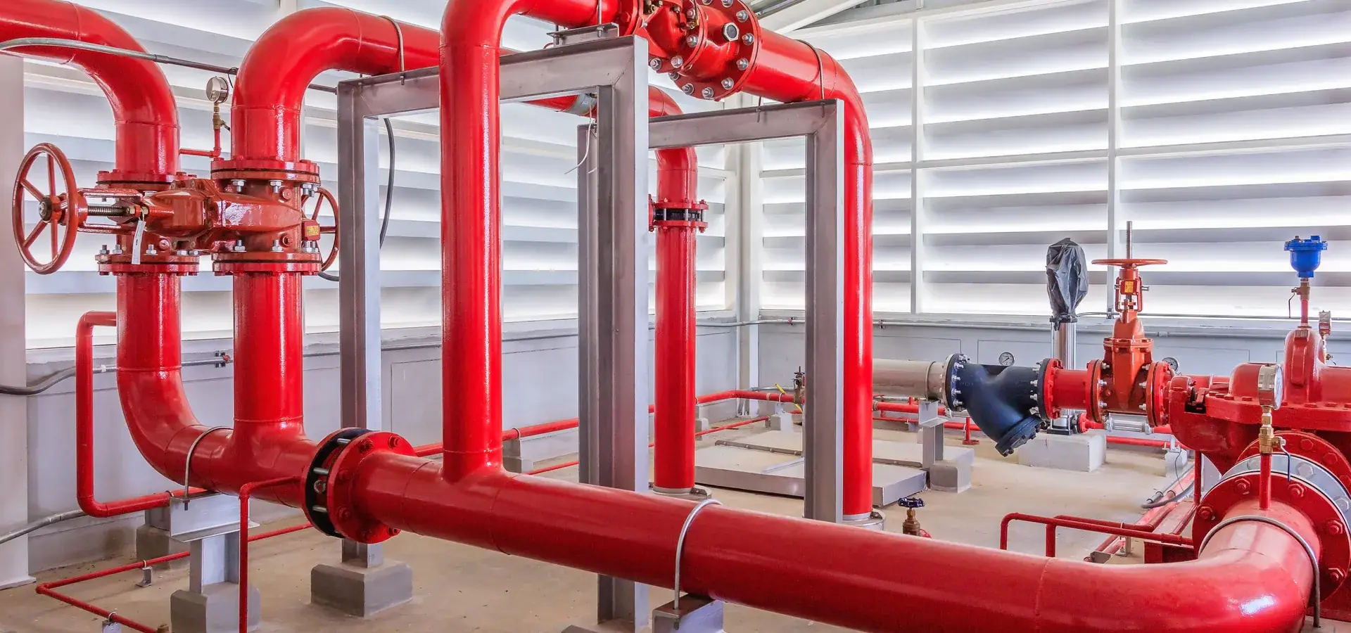 Instalação de tubulação de hidrante Tubulação da rede de hidrantes instalada em galpão industrial
